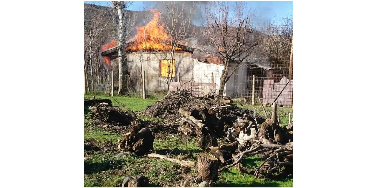 Bingöl’de yangın, baraka kullanılamaz hale geldi