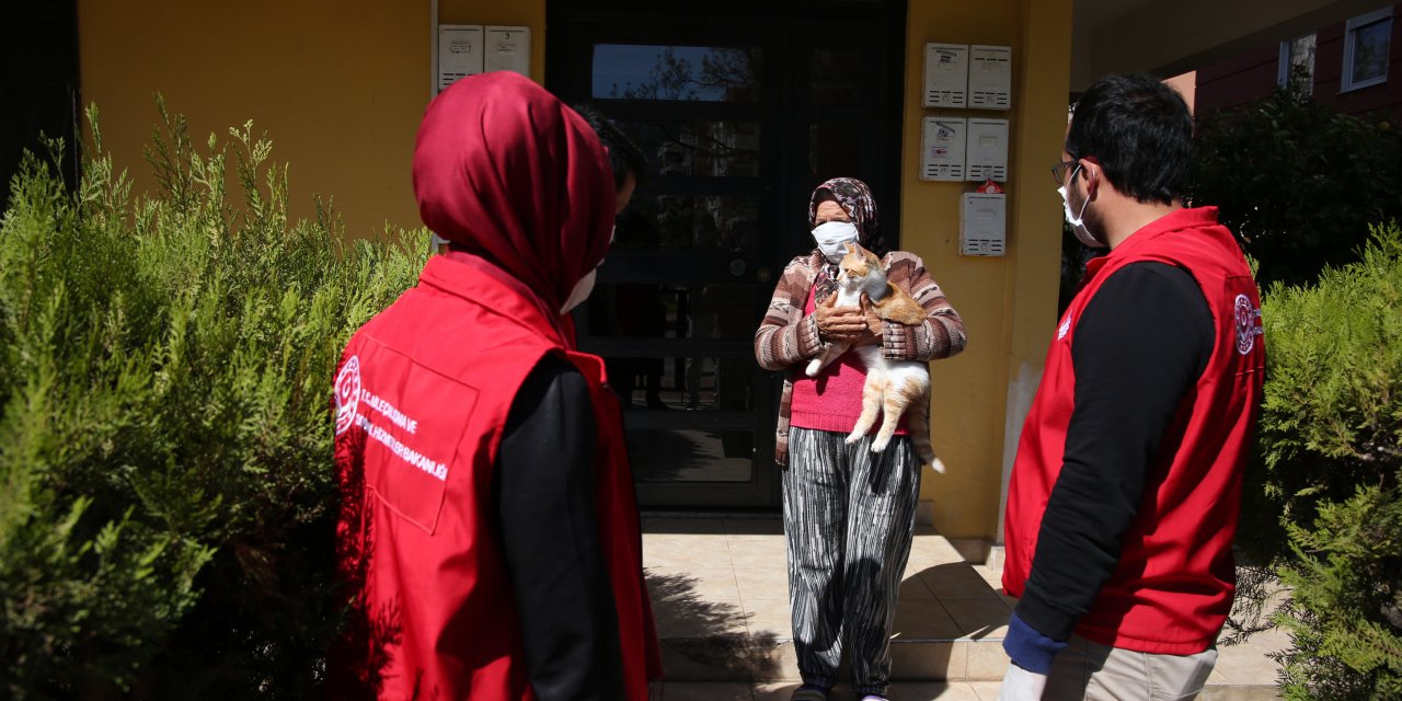 Beslediği sokak kedileri "aç kalmasın" diye 112'yi aradı