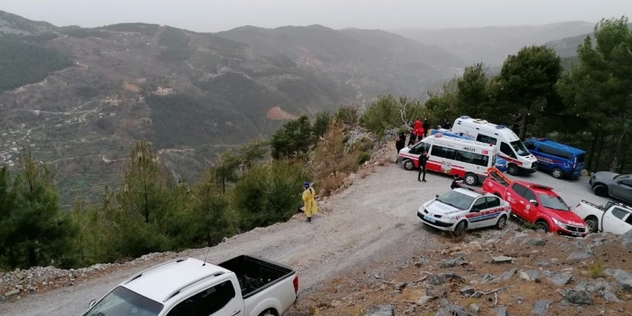 (Düzeltme) Alanya’da otomobil uçuruma yuvarlandı: 1 ölü, 1 ağır yaralı