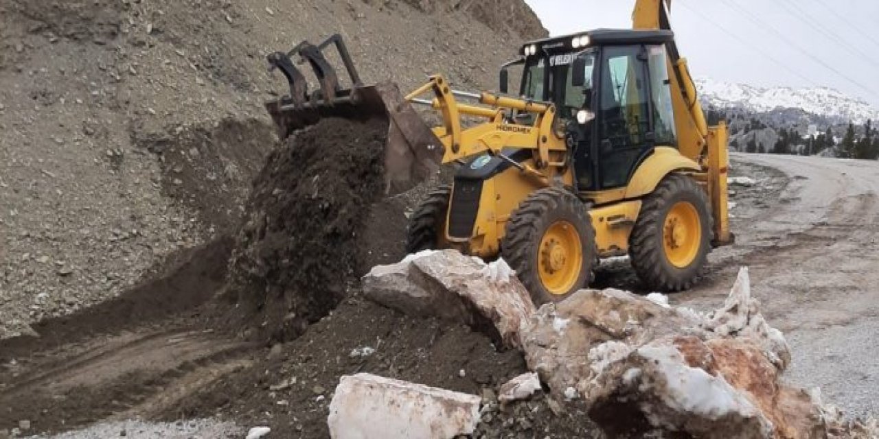 Konya'yı Antalya'ya bağlayan yayla yolu kayalarla kapatıldı