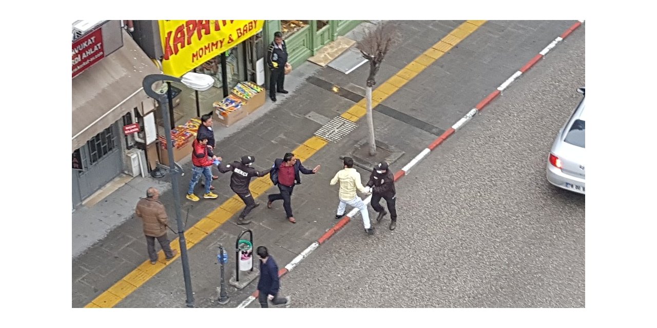 Sosyal mesafeyi bırakıp kavgaya tutuştular