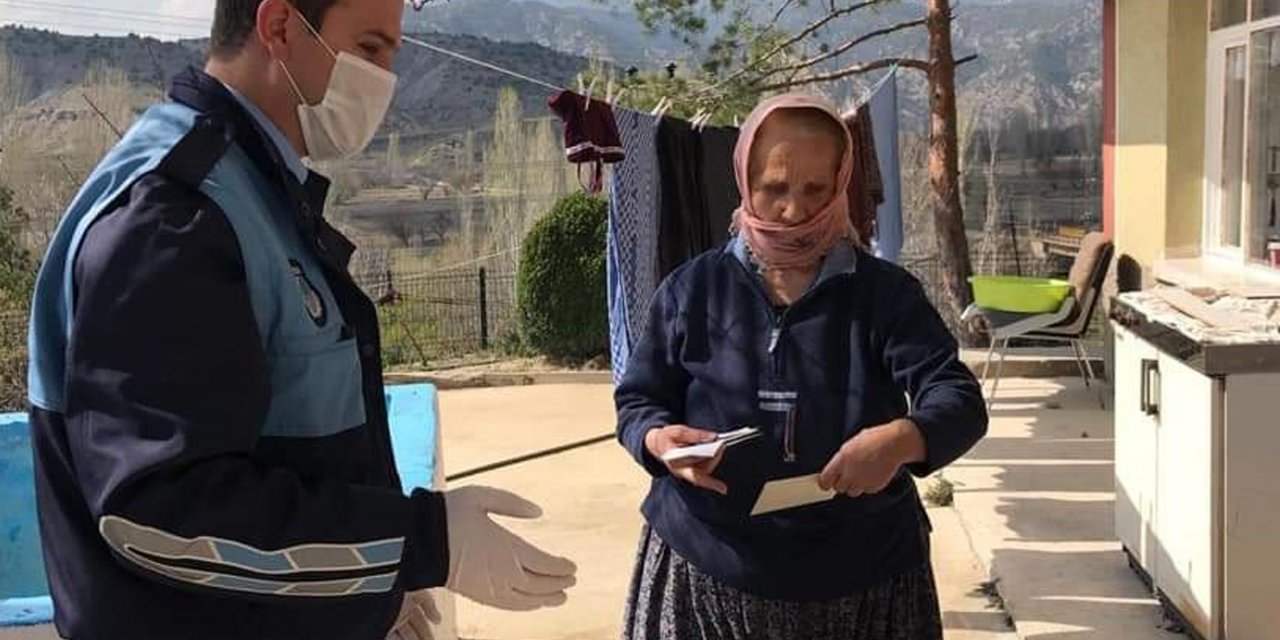 Nallıhan'da sosyal yardımlar hak sahiplerine evlerinde teslim ediliyor