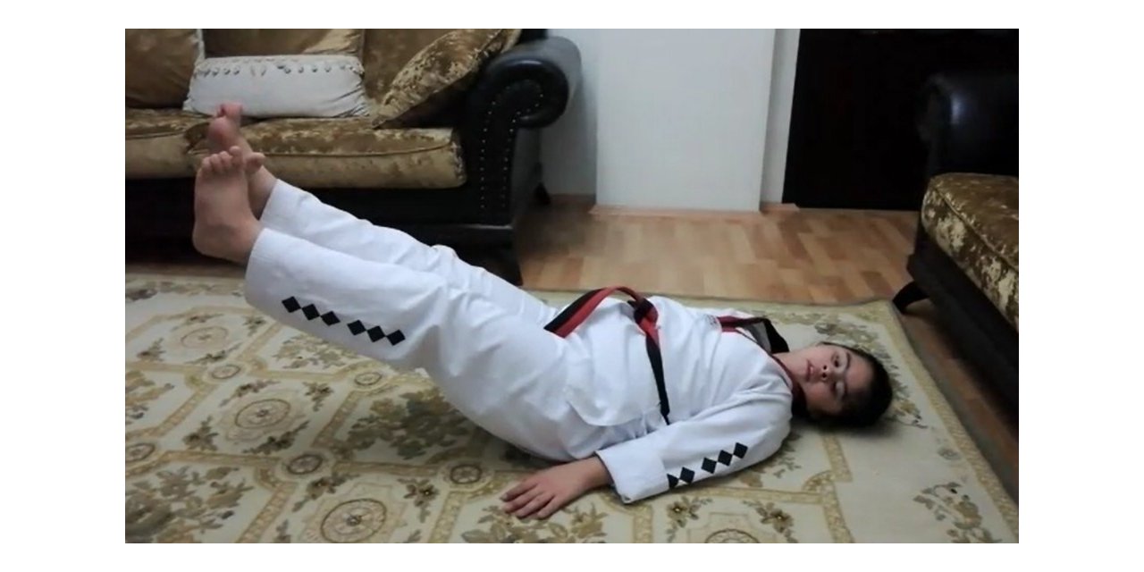 Down sendromlu Hilal, evinde antrenman yapıyor