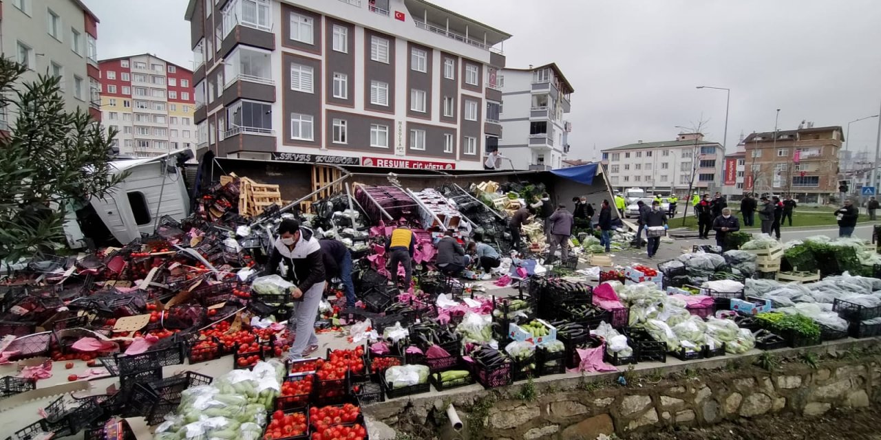 Ordu'da sebze ve meyve yüklü tır devrildi: 1 yaralı