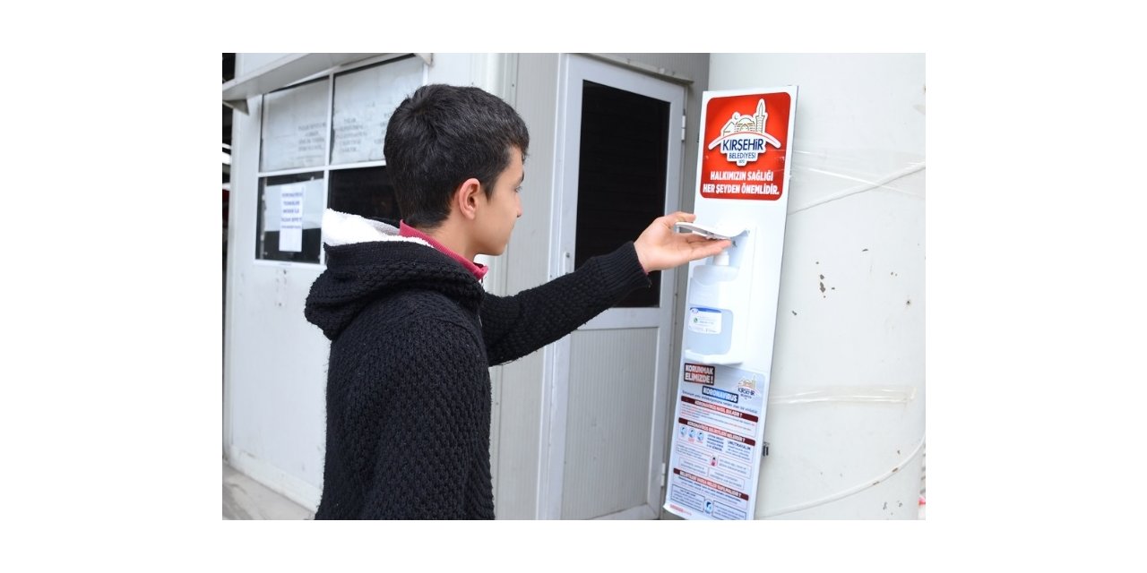 Kırşehir'de pazar yerine vatandaşlar için dezenfektan makinesi konuldu