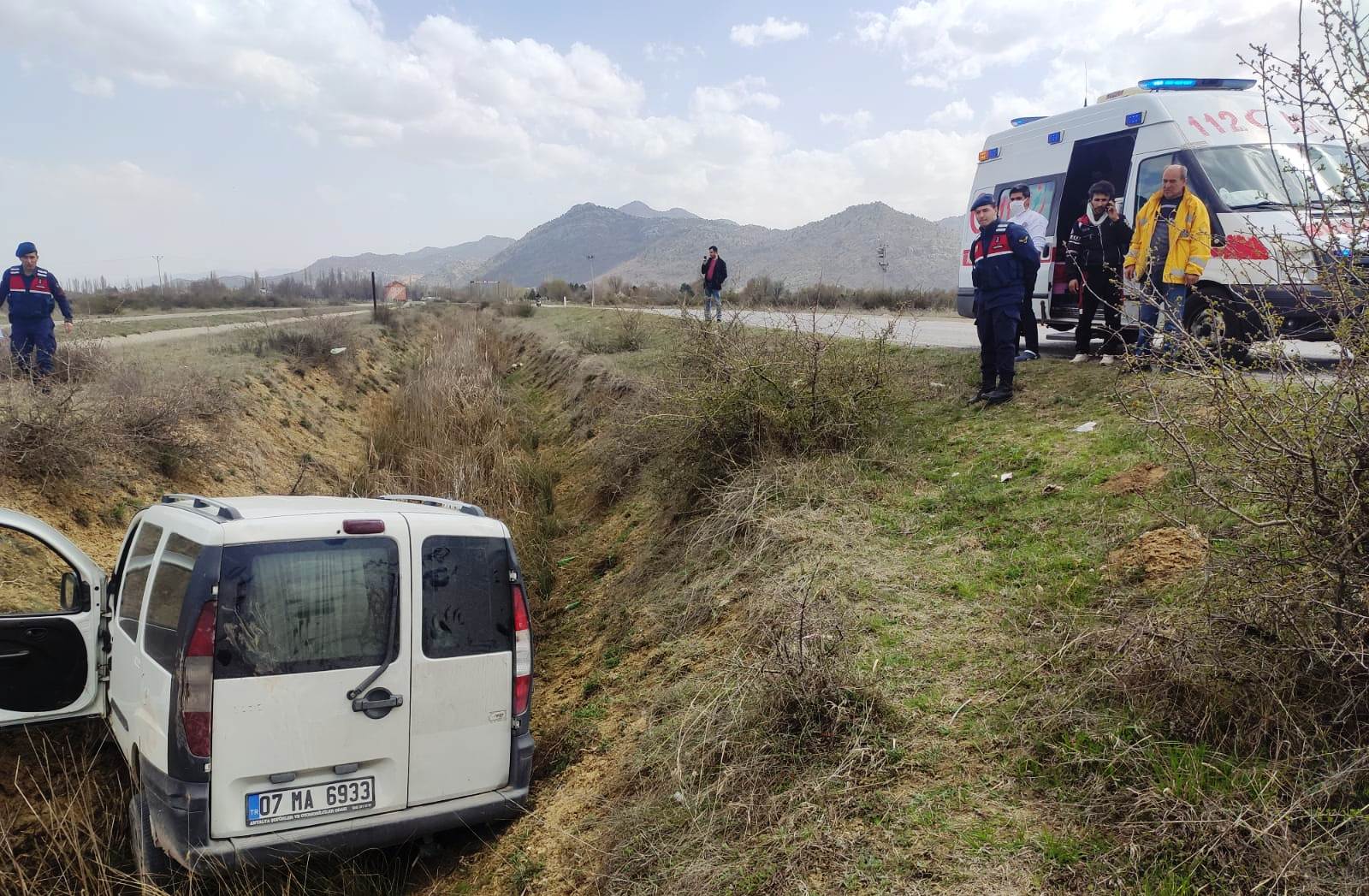 Konya'da hafif ticari araç şarampole devrildi: 4 yaralı