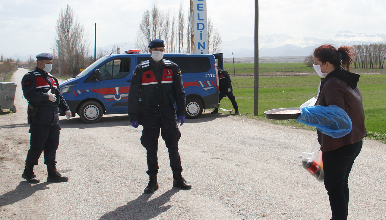 Karantina mahallesinde nöbet tutan jandarmaya pasta, börek ikramı