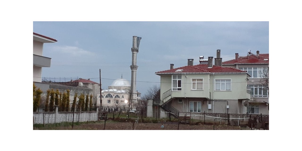 Tekirdağ’da şiddetli fırtına cami minaresini yıktı