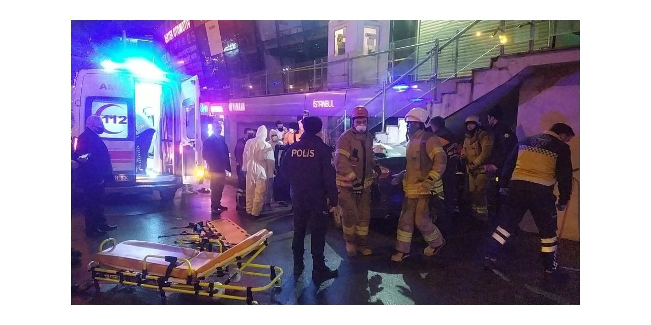 Avcılar’da bir otomobil AVM girişindeki merdivenin altına saplandı: 3 yaralı