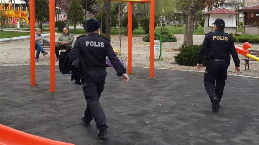 Aynı bankta oturanlara 'sosyal mesafe' cezası