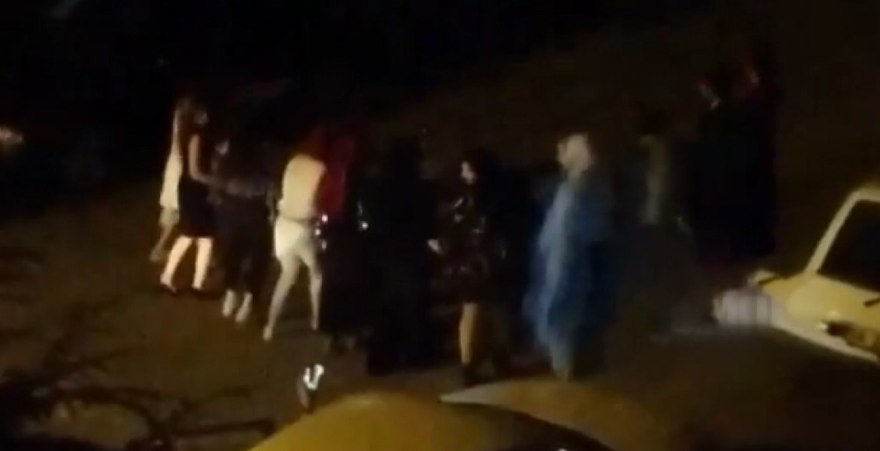 Sosyal mesafe de neymiş? Sokak ortasında halay çektiler