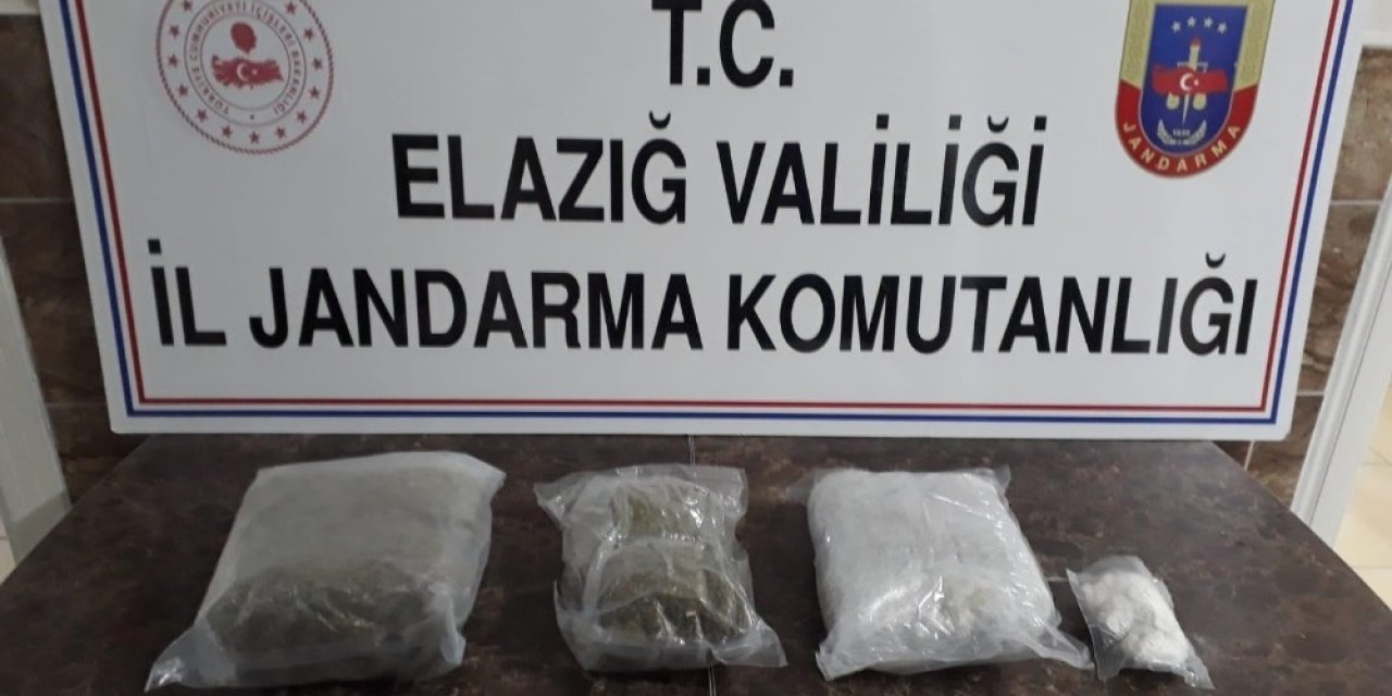 Otomobilin kapısından uyuşturucu çıktı