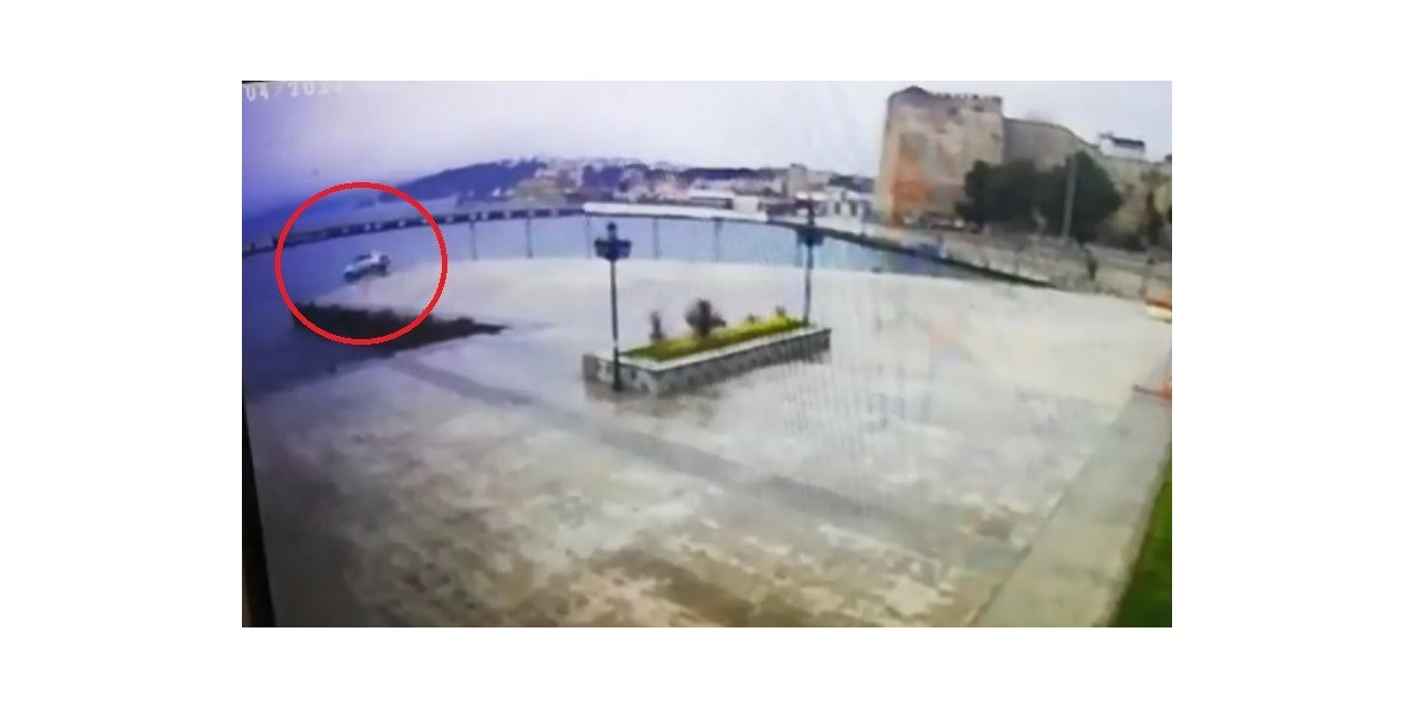 Sinop’ta otomobilin denize uçması kamerada