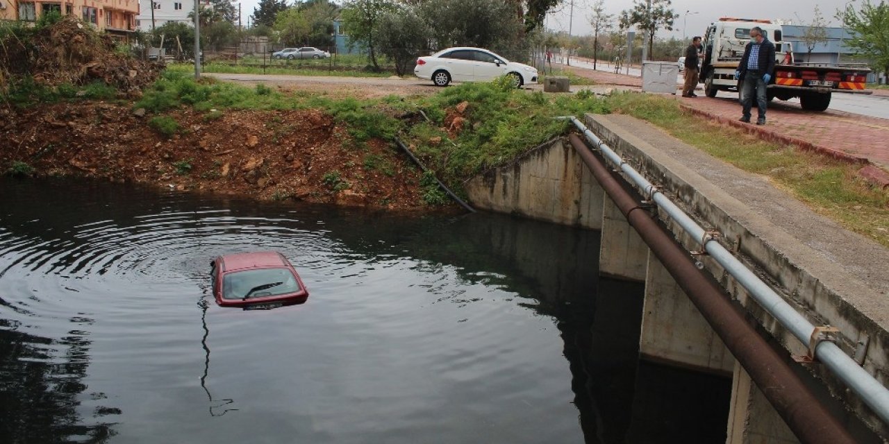 Dereye uçan aracında kurtarılmayı bekledi
