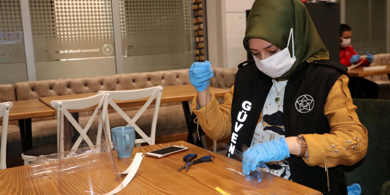 Güvenliğinden antrenörüne kadar tüm personel sağlıkçılar için maske üretiyor