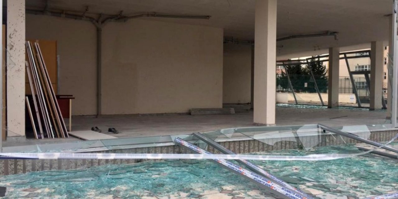 Fırtına hayatı felç etti: İşyerinin camları indi, çatılar uçtu