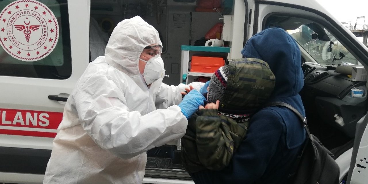Hasta çocuklarıyla metrobüse geldiler çağrılan ambulans ile hastaneye götürüldüler