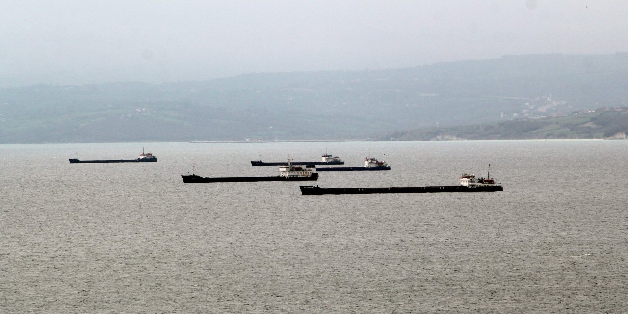 Fırtınadan kaçan yük gemileri Sinop Limanı'na demirledi