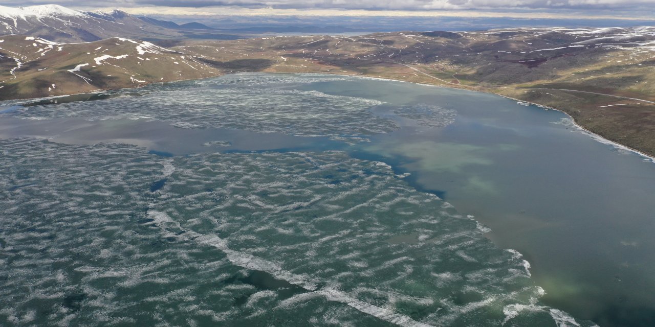 Buzları çözülen Nazik Gölü'nde güzel görüntüler oluştu