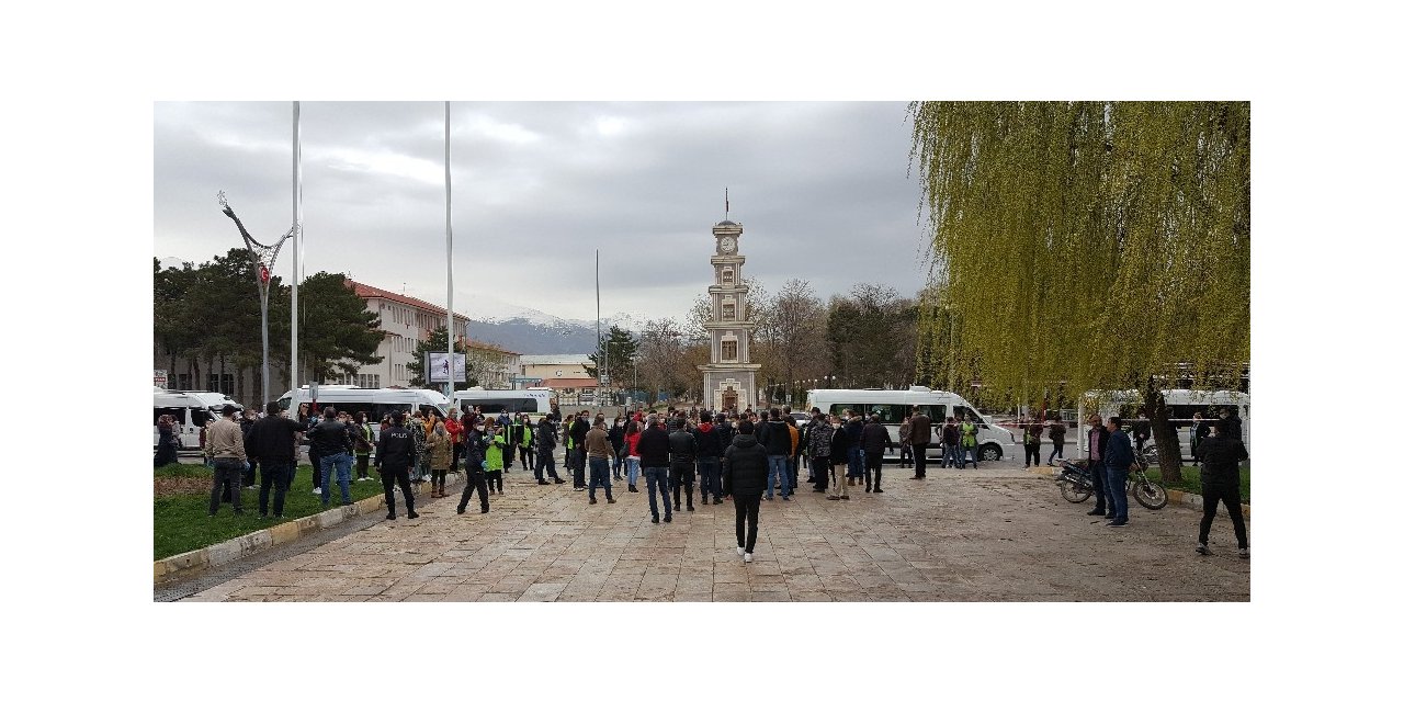 Sosyal mesafe kuralını ihlalden ceza yiyen 100’e yakın servis yolcusu valilik önünde eylem yaptı