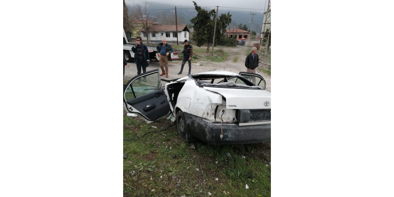 Beton bariyere çarpan araç ikiye bölündü: 4 yaralı