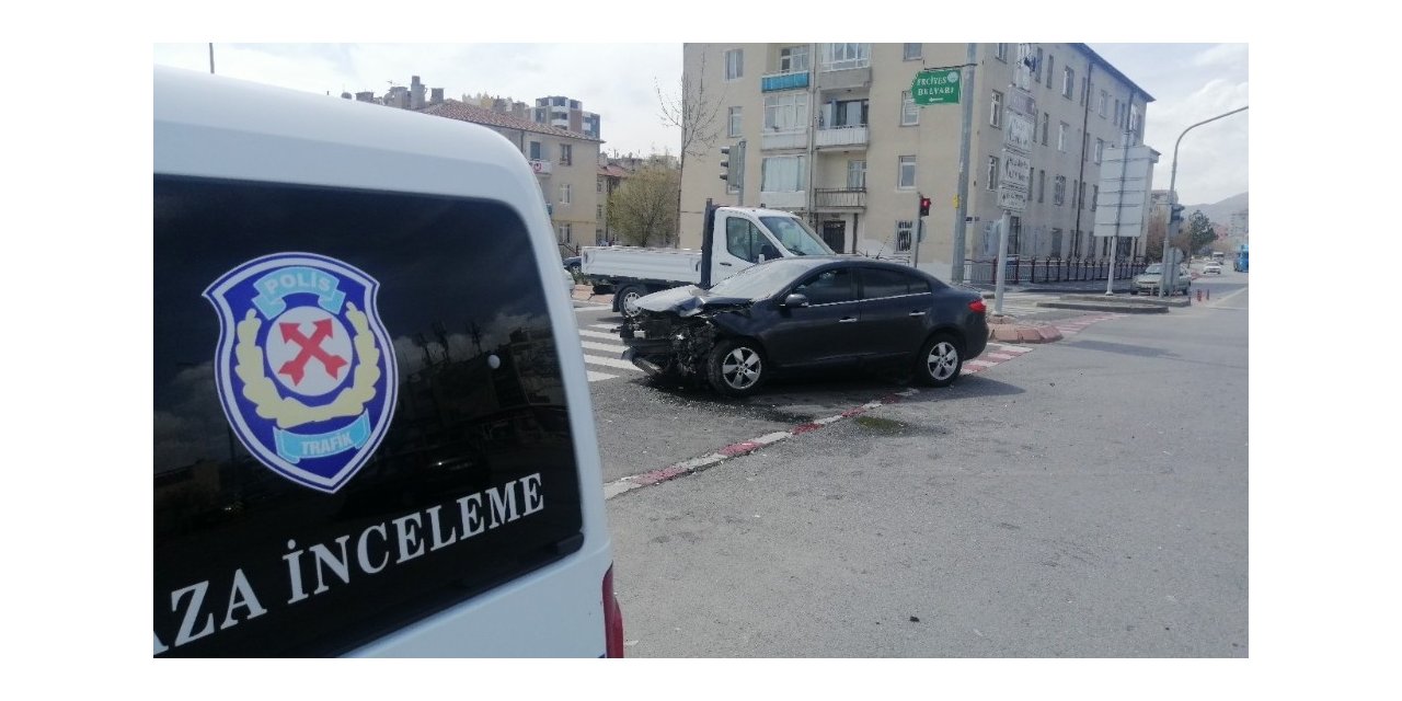 Otomobiller çarpıştı: 2 yaralı