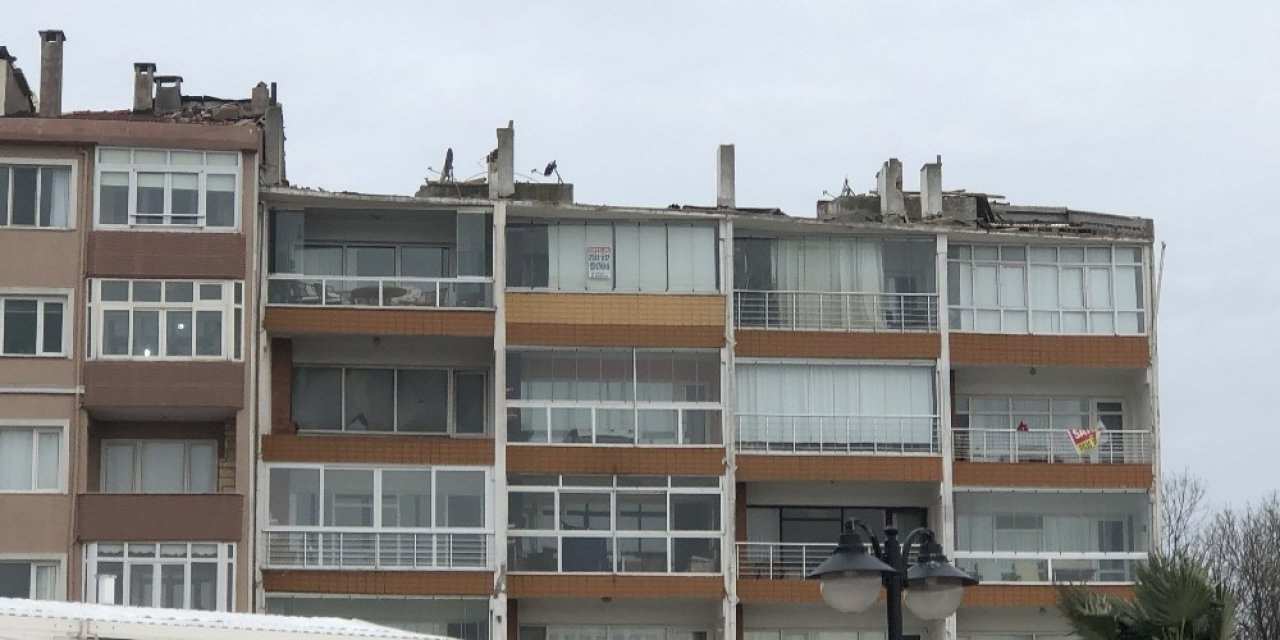 Tekirdağ’da fırtına çatıları uçurdu ağaçları devirdi