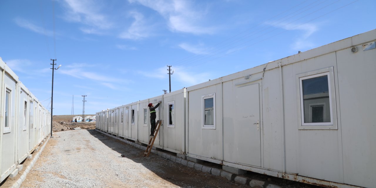 Van'da depremzedeler konteynerlere yerleştiriliyor