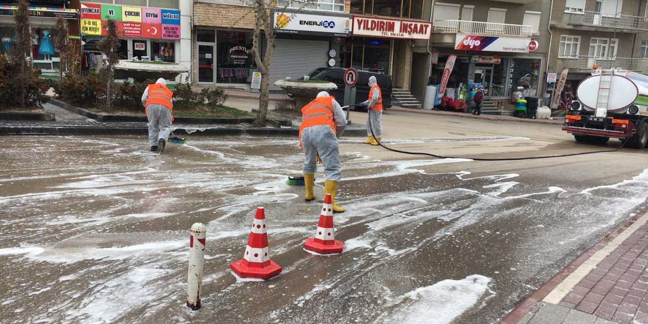 Şereflikoçhisar'da caddeler lavanta kokulu ilaçlarla yıkandı