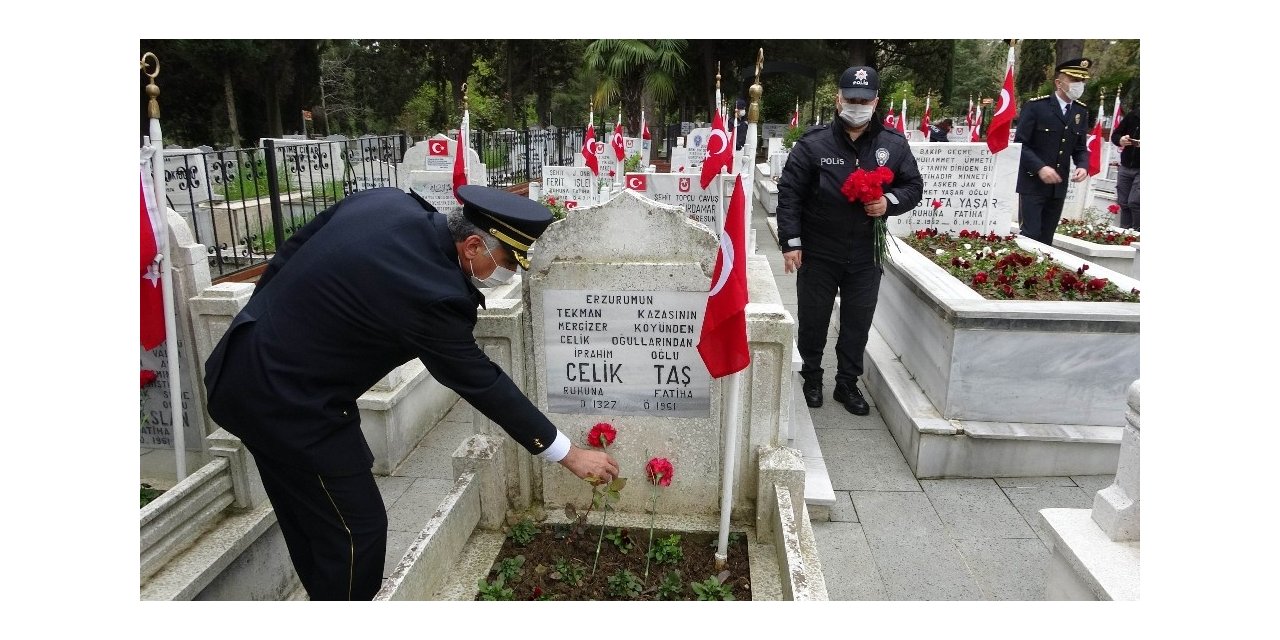 Şehitlikte koronaya karşı sosyal mesafe korunarak tören düzenlendi