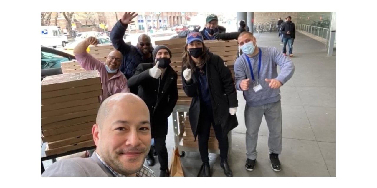 New York’un Türk pizzacısı Hakkı Akdeniz, evsizlere ve Türk öğrencilere pizza ve maske dağıttı
