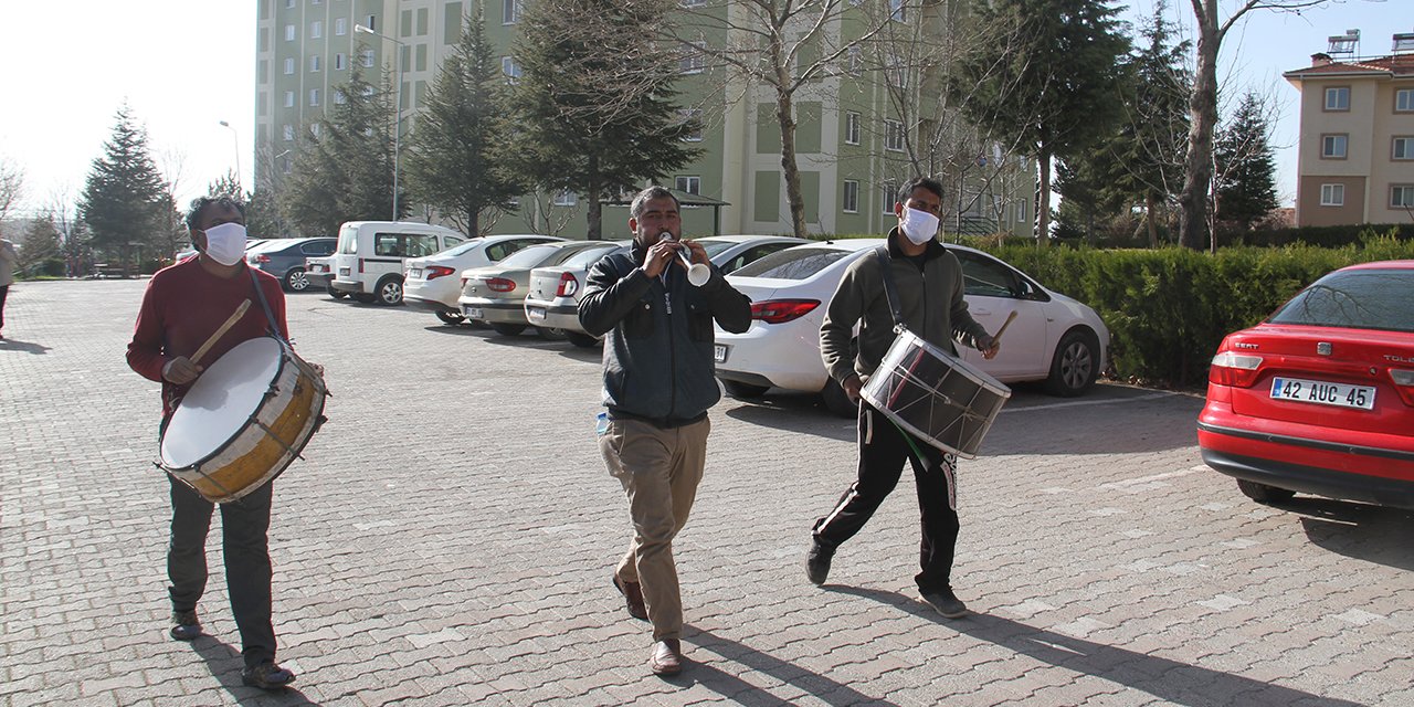 Konya'da sokağa çıkamayanlar için davul zurnalı moral