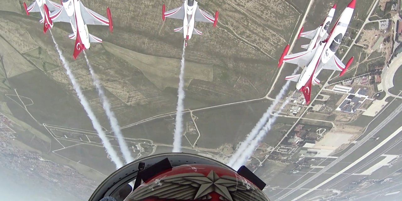 Türk Yıldızları'ndan gökyüzünden "sosyal mesafeyi koruyalım" çağrısı