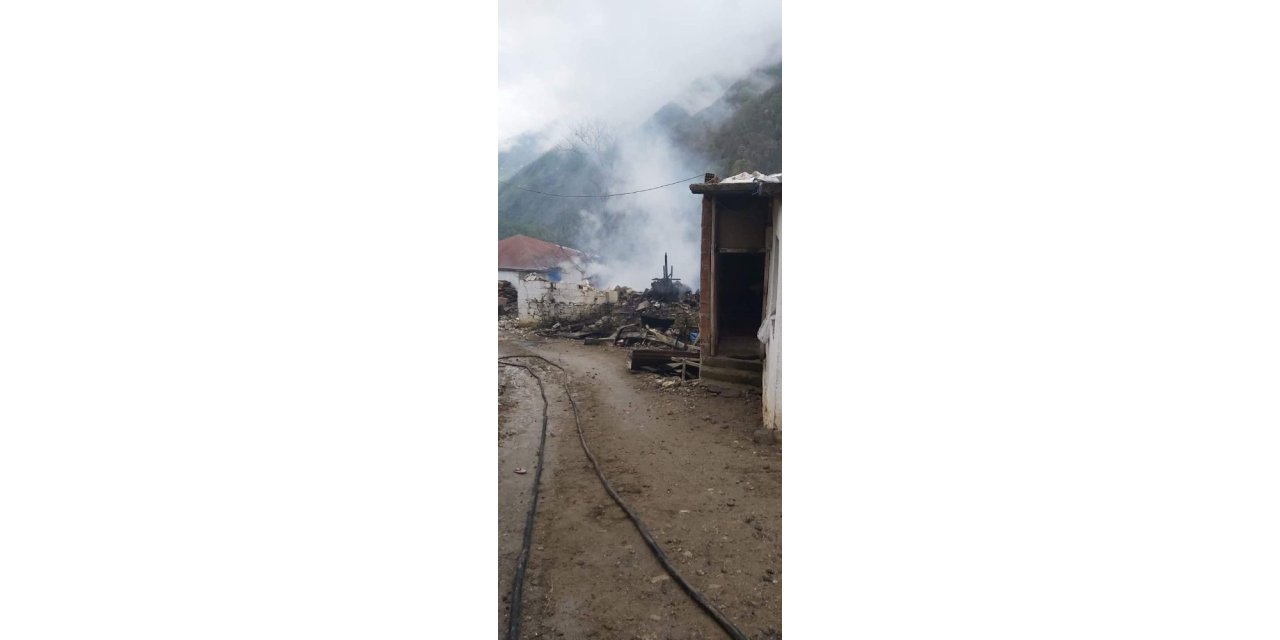 Giresun’da yangında ev kullanılamaz hale geldi