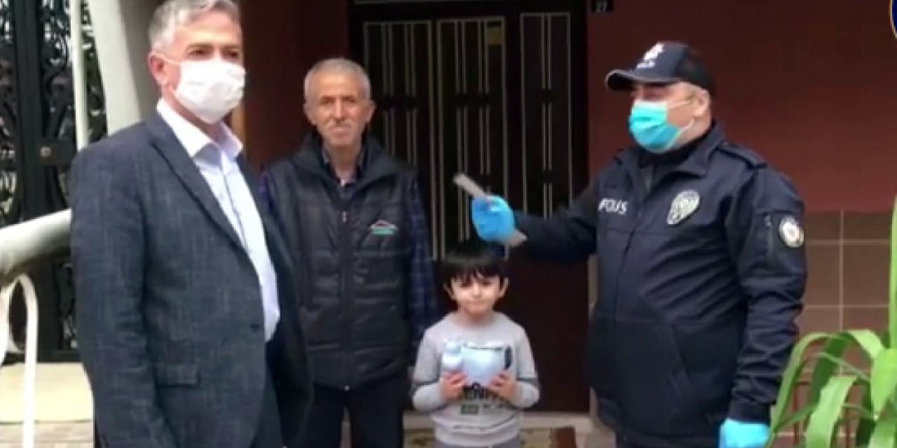 Minik Mehmet Emin, kumbarasındaki parayı "Milli Dayanışma Kampanyası"na bağışladı