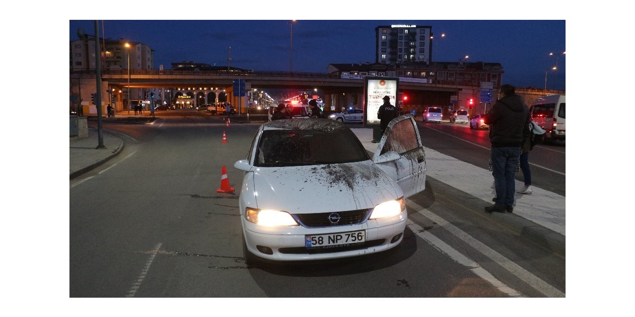 Köprünün altından geçerken aracının üzerine boru düştü