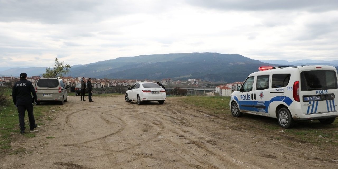 Mezarlıkta bileklerini kesti, polis kurtardı
