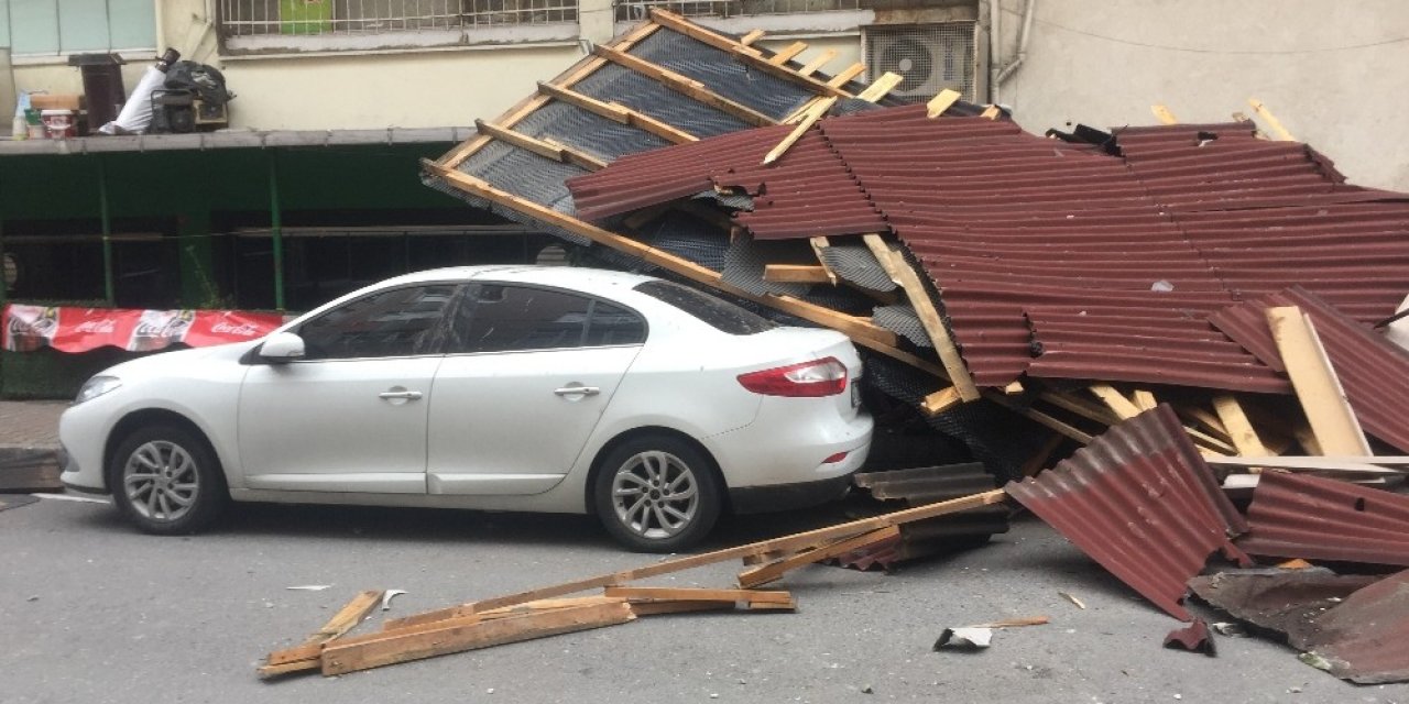Gaziosmanpaşa’da şiddetli rüzgar çatı uçurdu