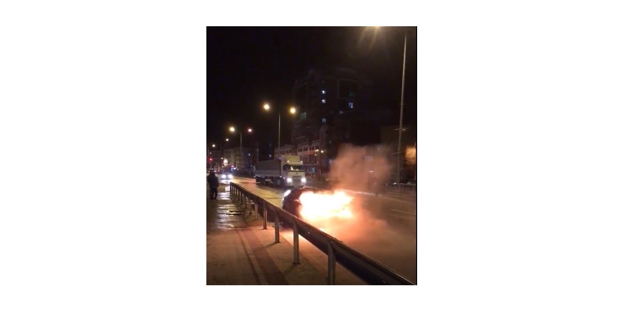 Seyir halindeki araç alev alev yandı