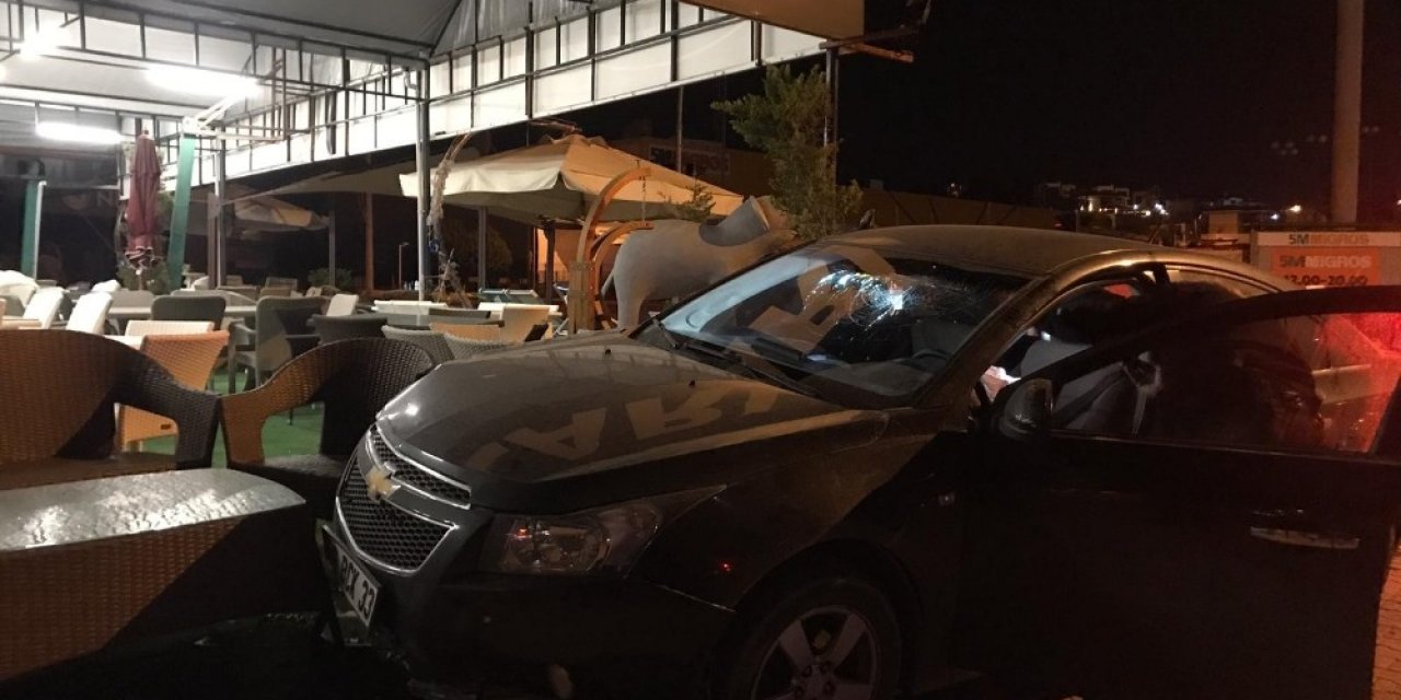 Alkollü sürücü mobilya dükkanına girdi