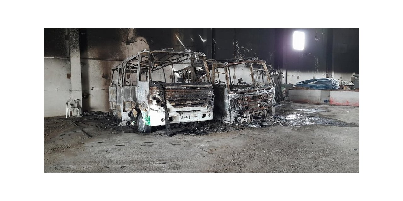 Belediye garajında yangın çıktı, 2 minibüs yandı