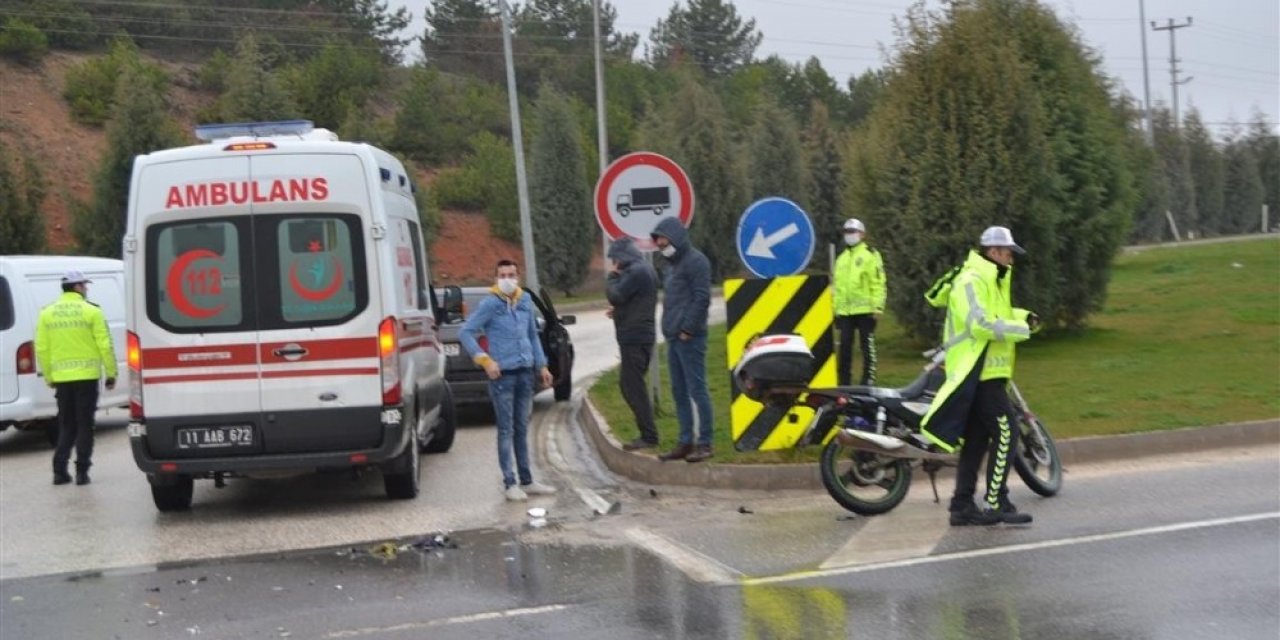 Otomobil ile motosikletin çarpıştı, 1 kişi yaralandı