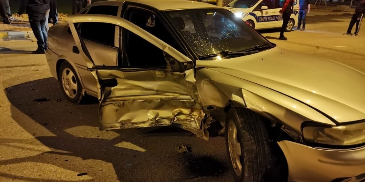 İki otomobil çarpıştı: 1 yaralı