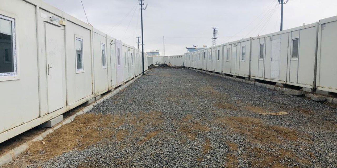 Van'da depremzedelerin barınması için konteynerlerin kurulumu sürüyor