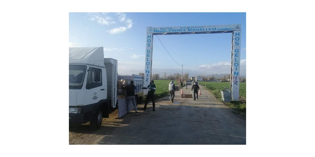 Zabıta ekipleri, Beyşehir'deki pazar yerinde vatandaşlara ücretsiz maske dağıttı