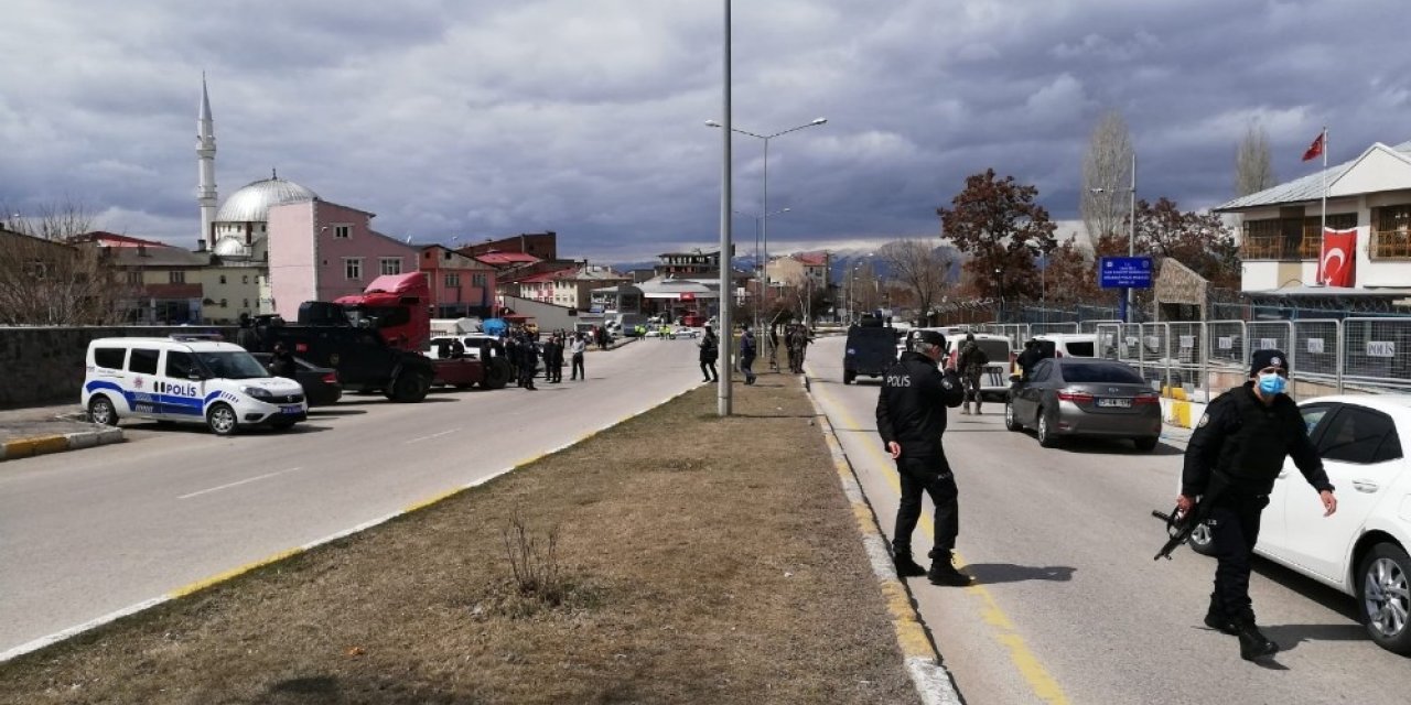Salı pazarında silahlı kavga: 1 yaralı