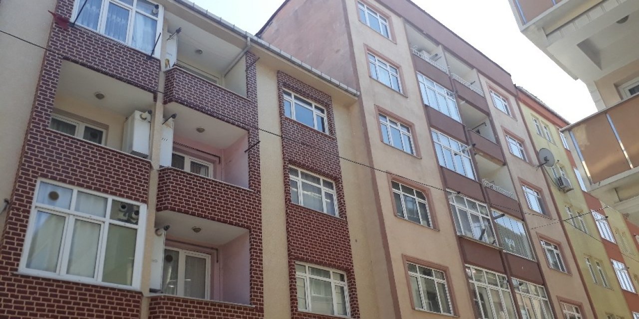 Esenler’de bir evin çatısı karşı binaya uçtu