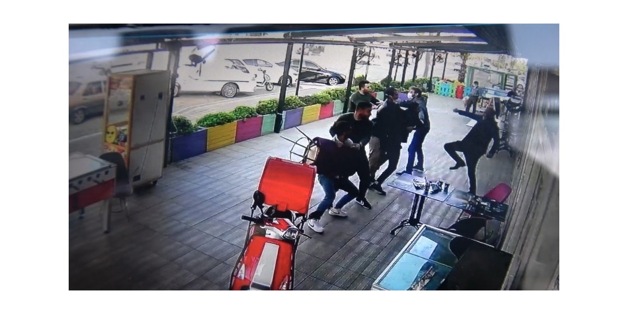 Maske kavgası sosyal mesafe dinlemedi, sandalyeler havada uçuştu