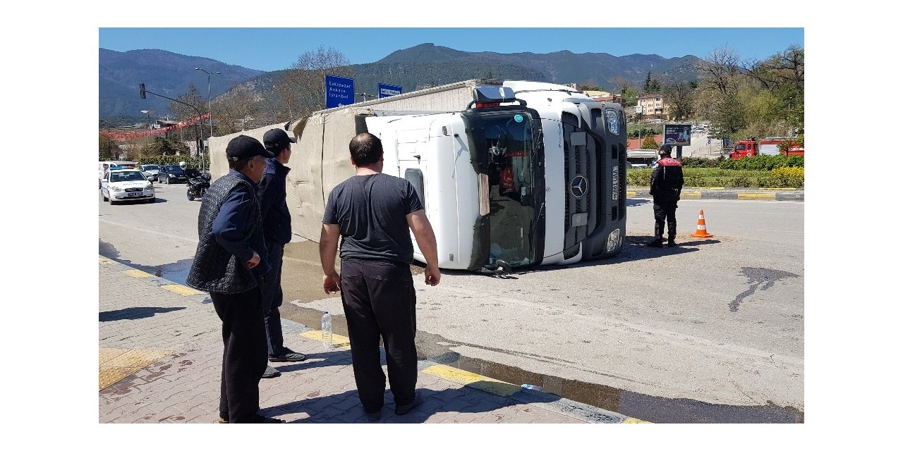 22 ton ip yüklü tır kavşakta refüje çarpıp devrildi