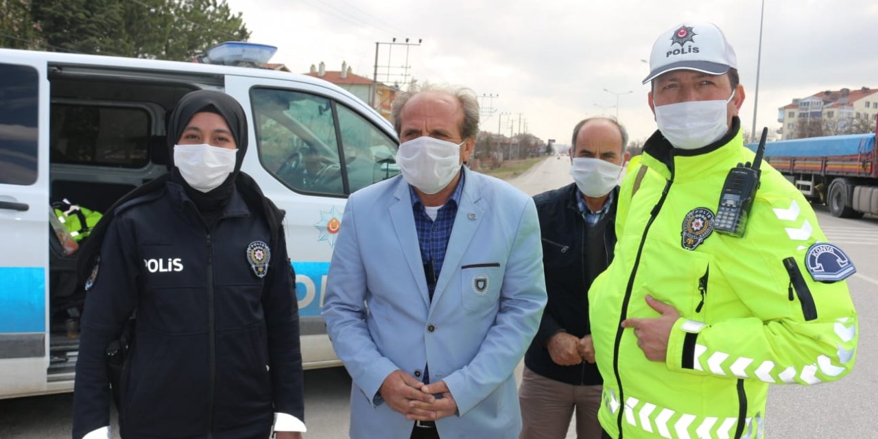 Konya - Ankara yolunda denetim yapan polislere tatlı ikram ettiler